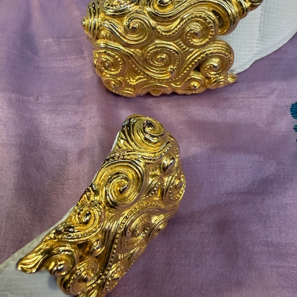 Judith Leiber White snakeskin Belt with Ornate Gold Sculpted Buckle - Picture 5 of 6